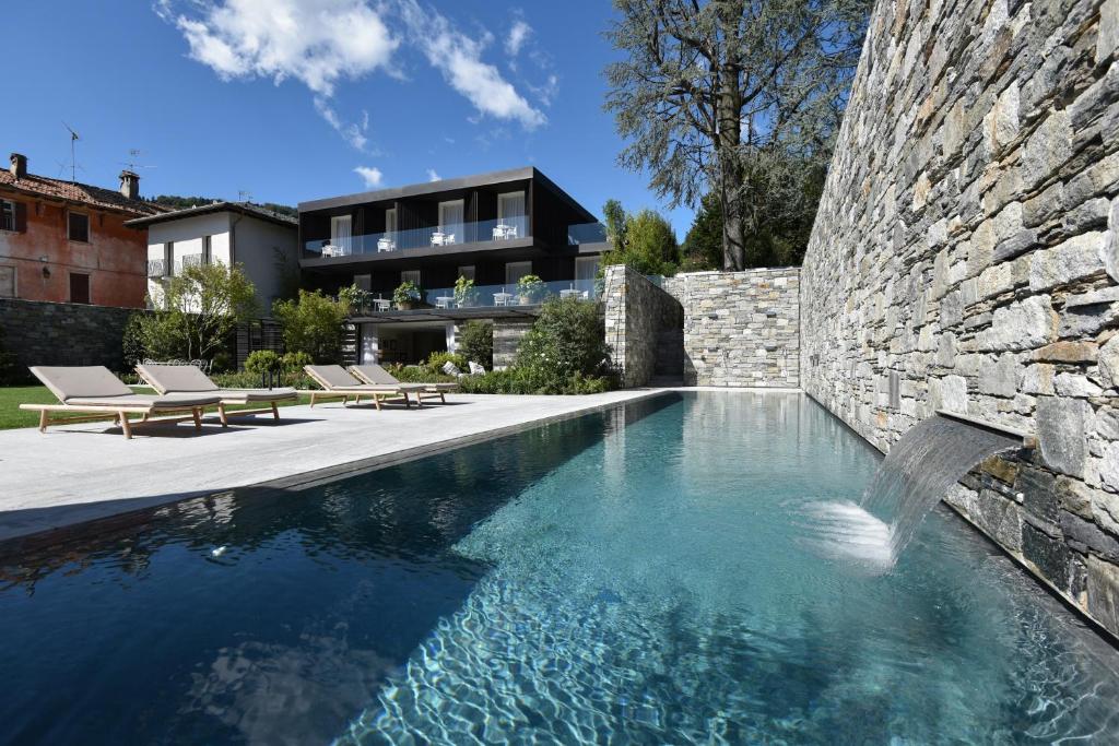An open ground floor facing the shore of Lake Orta at Casa Fantini Lake Time, Pella, Italy